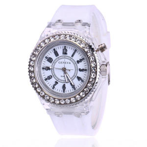 4441 Dropshipping Orologio Luminoso da Donna Orologio Digitale LED per Coppie Colorato Luminoso <span class=keywords><strong>con</strong></span> <span class=keywords><strong>Cinturino</strong></span> <span class=keywords><strong>in</strong></span> Silicone Orologio Lampeggiante - Product Image 4