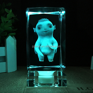 K9 Artesanías de cristal en blanco 3D Personajes de dibujos animados grabados con láser Luces LED Decoración de Navidad Cubo de cristal - Product Image 4