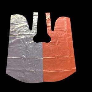 Delantal de plástico PE desechable impermeable hecho en China para cortar el cabello - Product Image 1