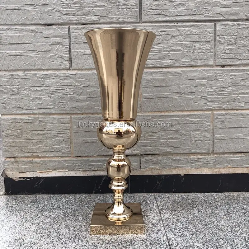 Peça de vaso de metal em forma de trofy, suporte de vaso de plantas de metal
