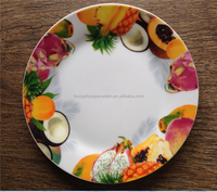 Assiettes plates en porcelaine bon marché et fragiles
