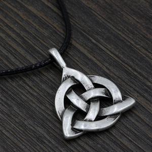 <span class=keywords><strong>Collana</strong></span> con Ciondolo Nodo Celtico Classico Fatto a Mano con Catena a Maglie in Lega di Zinco <span class=keywords><strong>Argento</strong></span> Anticato Unisex per Matrimoni Fidanzamenti Feste - Product Image 3