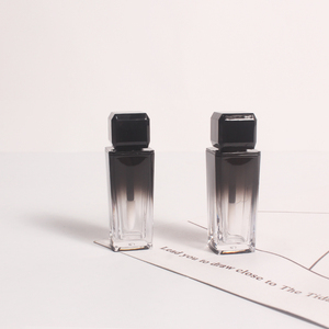 Tubo de brillo de labios de plástico para cosméticos, botella de brillo de labios grande con logotipo personalizado, envase vacío para lápiz labial - Product Image 1
