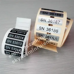 Özel baskılı fırçalanmış kendinden yapışkanlı alüminyum etiketler numaraları ile, fırçalanmış gümüş özel seri numarası çıkartmalar Shenzhen