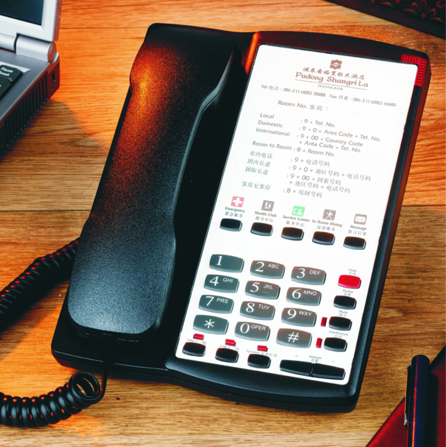 Девушка на ресепшене в офисе. Как позвонить на ресепшн из номера. Администратор на ресепшене в гостинице. Девушки ресепшн красивые. Телефонный разговор в гостинице.