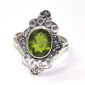 Anillo de Plata de Ley 925 con gema de Peridoto, joyería hecha a mano con forma ovalada - Product Image 1