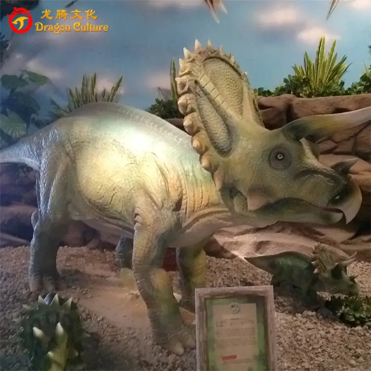 Tamaño real mirando animada Dinosaur Park equipo de dinosaurio Triceratops