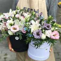 Boîte à fleurs ronde en carton ondulé de luxe personnalisée Kexin avec poignée en corde, emballage cadeau floral haut de gamme avec gaufrage et laminage mat