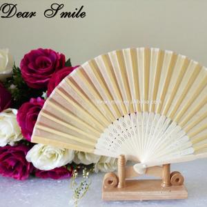 Ventaglio Pieghevole Tradizionale in Bambù Arcobaleno Estivo - Regalo Promozionale Portatile per Matrimoni e Feste - Product Image 2