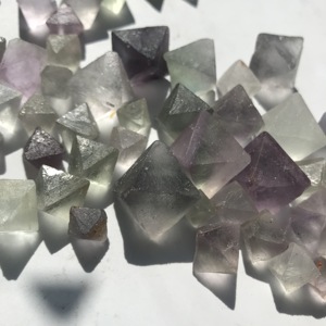 Lot de pierres rondes de Fluorite naturelles, vente en gros, de 1 à 3cm, cristal octatherra, vente en gros - Product Image 6