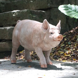 庭の装飾かわいいグラスファイバー動物の置物座礁等身大の樹脂庭の豚の像