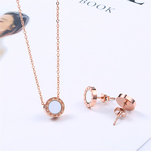 Set di Gioielli all'Ingrosso in Diversi Colori, Collana con Ciondolo Circolare in Acciaio Inossidabile con Numeri Romani e Orecchini Abbinati - Product Image 5