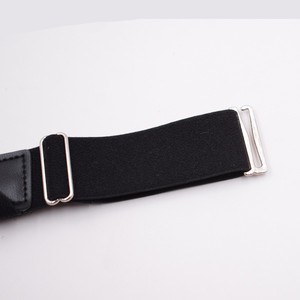 Ceinture de maintien pour chemises pour hommes avec pince de verrouillage antidérapante. Jambe repliée sur la cuisse. - Product Image 5