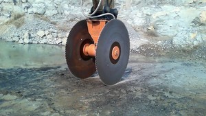 China leverancier DX480 <span class=keywords><strong>attachment</strong></span> digger <span class=keywords><strong>rock</strong></span> <span class=keywords><strong>saw</strong></span> met twin diamond blades - Product Image 2