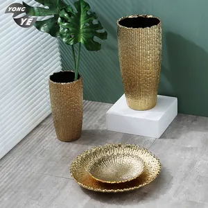 优雅的电镀黄金 portery 装饰现代陶瓷花瓶为家庭设置