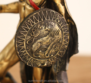Resina europea soldado romano escultura - Product Image 4