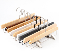 Clips de fond en bois certifiés BSCI cintre de pantalon cintre de pantalon antidérapant