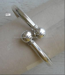 Vente en gros de modèles de bracelets joncs en argent sterling pour hommes pour les fiançailles et les occasions de fête Collection de bijoux indiens - Product Image 1