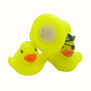 BPA-free LED Vinyl Pirate Vịt Tắm Đồ chơi cho trẻ em nhấp nháy ánh sáng-up thiết kế - Product Image 3