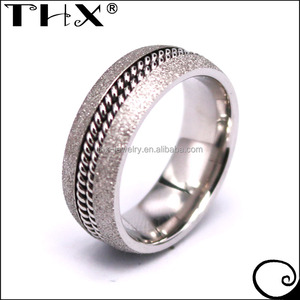 Anneau en titane sablé à double bordure en acier de 8mm avec incrustation centrale - Product Image 3