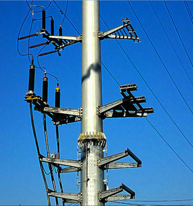 スリップジョイントまたはフランジ接続 110KV 220KV 熱間浸漬亜鉛メッキ電柱 電力線用電柱 - Product Image 1