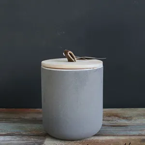 灰色陶瓷蜡烛罐与皮革盖