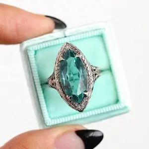 Femmina Verde Gothic Anello Ovale Grande Pietra CZ Anello Per Le Donne del Rhinestone Dell'annata Anello In Oro Bianco Riempito di Cristallo di Lusso Dei Monili di