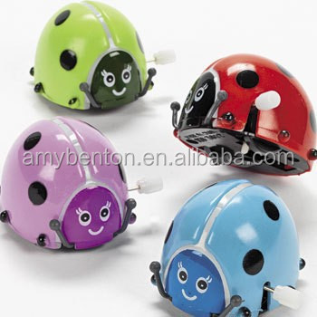 Custom Cute Flipping Wind Up Ladybug Wind Up Toy Baby Clockwork Toy para Party Favors Premios Cumpleaños