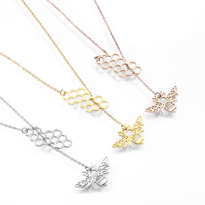 Pendentif animal en <span class=keywords><strong>acier</strong></span> <span class=keywords><strong>inoxydable</strong></span> plaqué or au design unique Collier à chaîne creuse en forme d'abeille nid d'abeille - Product Image 2