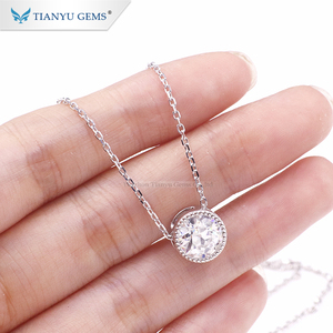 Collana Solitario Tianyu PT950 in Platino con Pendente Moissanite Incolore OEC da 8mm e <span class=keywords><strong>Zaffiro</strong></span>, Placcata Argento con Incassatura a Castone - Product Image 3