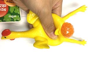 Juguetes Promocionales Divertidos, Huevos de Pascua de Plástico Suave Amarillo, Pollo que Pone Huevos - Product Image 3