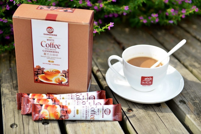 Blanco café muestra libre con Ganoderma Lingzhi hongo reishi para cafetería