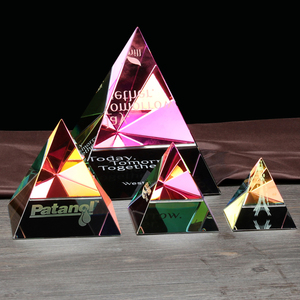 En gros pas cher personnalisé 3D laser cristal pyramide de verre presse-papiers - Product Image 2