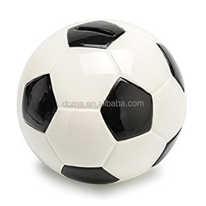 Hucha de cerámica con forma de fútbol mayorista personalizado para regalos de niños - Product Image 5