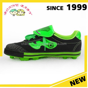 alibaba caliente <span class=keywords><strong>de</strong></span> la venta <span class=keywords><strong>de</strong></span> encaje verde y suela <span class=keywords><strong>de</strong></span> goma botas <span class=keywords><strong>de</strong></span> fútbol pico, niños corriendo calzado deportivo - Product Image 2
