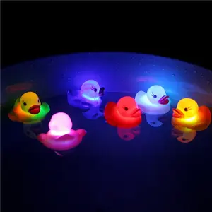 Precio de fábrica de la venta caliente de moda lindo flotante luz led mini pato de goma