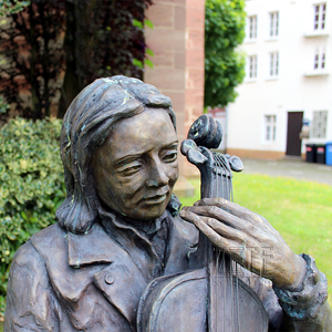 تمثال رجل يعزف الجيتار من البرونز لديكور الحدائق - Product Image 6