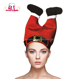 Père noël pieds coincés dans la cheminée nouveauté chapeau à l'envers - Product Image 1