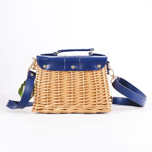 OEM ODM Lady's Woven Rattan Bag Estilo natural hecho a mano con forro <span class=keywords><strong>de</strong></span> lino Decoración <span class=keywords><strong>de</strong></span> remache y correa <span class=keywords><strong>de</strong></span> <span class=keywords><strong>cuero</strong></span> para el hombro - Product Image 3