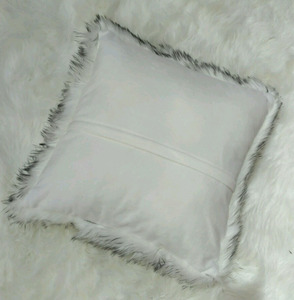 Almohada de piel sintética blanca de 45x45cm personalizada moderna con punta de muerte gris, cojín esponjoso de piel de oveja peluda para sofá - Product Image 2