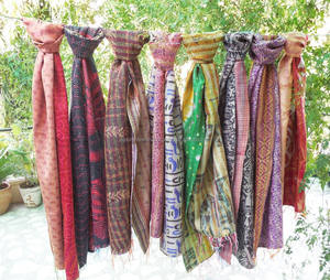 Magnifique sari en soie imprimée avec motif brodé en étole de kantha recyclée de longueur moyenne - Product Image 1