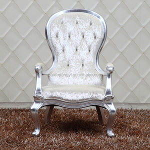 Poltrona Trono di Lusso Personalizzata <span class=keywords><strong>con</strong></span> Schienale Alto, in Legno Massello Intagliato a Mano, Rivestita in Tessuto Trapuntato, per Hall di Hotel, Villa, Lounge VIP - Product Image 1
