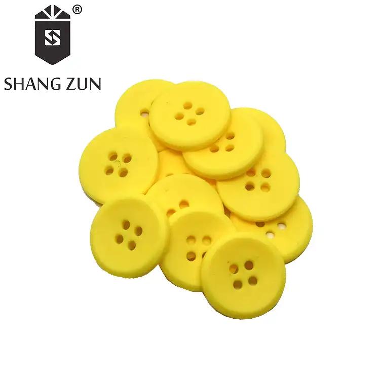 Fabricants en gros en plastique PVC bouton de chemise vêtements bouton de coquille jaune résine de protection de l'environnement boutons
