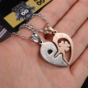 <span class=keywords><strong>Collana</strong></span> con Ciondolo a Forma di Lucchetto e Chiave in <span class=keywords><strong>Argento</strong></span> e Oro dal Design Unico e Raffinato - Product Image 3