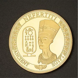 Moneda conmemorativa de la Reina Egipcia Nefertiti, insignia de la pirámide egipcia