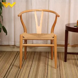 Rattan-Esszimmers tuhl im französischen Stil in Form eines gewebten Stuhls aus Holz