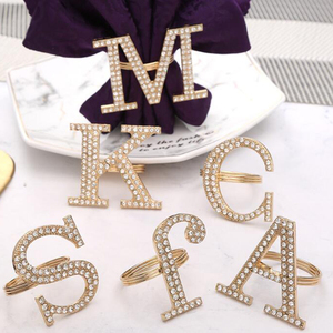 Hot Sale Vergoldete Kristall bedeckte Servietten halter Großbuchstabe Hochzeit Strass Servietten ring 45mm