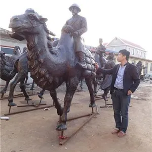 Metallo artigianale grande bronzo cammello animale di grandi dimensioni bronzo in piedi statua di cammello scultura statua animale in ottone in vendita