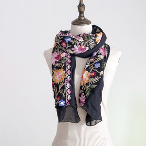Nuova Sciarpa/Stola di Alta Qualità in Vendita, Personalizzabile con Logo, Multicolore - Product Image 6