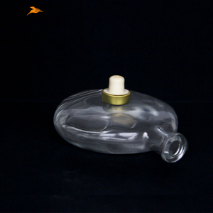 Nueva Botella de Licor de Vidrio Plana y Redonda con Tapa de Corcho Dorada para <span class=keywords><strong>Vodka</strong></span> - Product Image 5